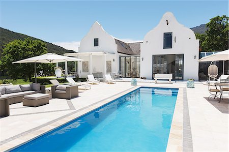 simsearch:6113-07589522,k - Luxury house with lap pool Photographie de stock - Premium Libres de Droits, Code: 6113-07589556