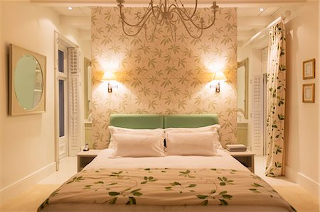 schlafzimmer - Luxury bedroom with illuminated sconces Stockbilder - Premium RF Lizenzfrei, Bildnummer: 6113-07589564