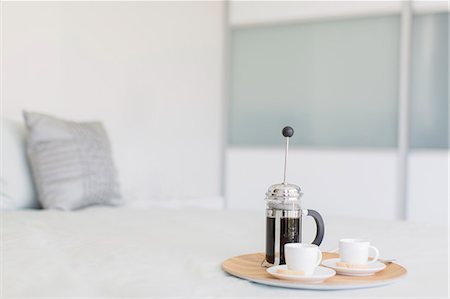 French press coffee and cups on tray in bedroom Photographie de stock - Premium Libres de Droits, Code: 6113-07589571