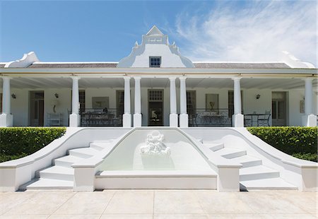 Luxury house with fountain Stock Photo - Premium Royalty-Free, Code: 6113-07589575