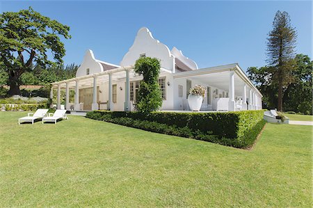 Hedges and grass surrounding luxury house Photographie de stock - Premium Libres de Droits, Code: 6113-07589583