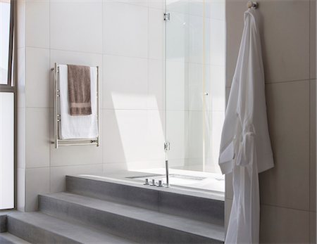 shower in a bathroom not people - Modern bathroom Foto de stock - Sin royalties Premium, Código: 6113-07589582