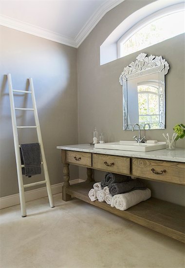 Luxury bathroom with towel ladder Photographie de stock - Premium Libres de Droits, Le code de l’image : 6113-07589592