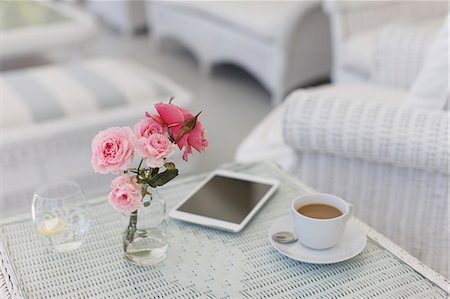 simsearch:6113-07589635,k - Pink roses on patio table with coffee cup and digital tablet Foto de stock - Sin royalties Premium, Código: 6113-07589599