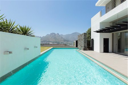 simsearch:6113-06753901,k - Luxury lap pool overlooking mountains Foto de stock - Sin royalties Premium, Código: 6113-07589525