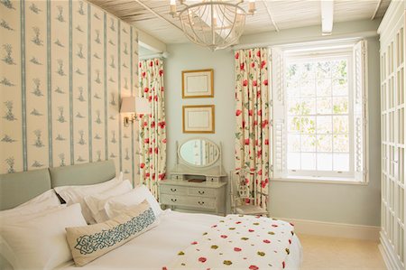 Luxury bedroom Stock Photo - Premium Royalty-Free, Code: 6113-07589648