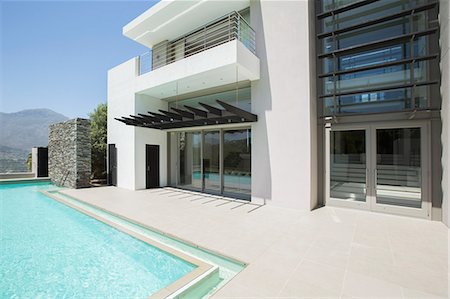 simsearch:6113-07589632,k - Modern house and swimming pool Fotografie stock - Premium Royalty-Free, Codice: 6113-07589651