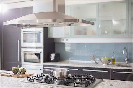 Pot on gas stove in luxury domestic kitchen Stock Photo - Premium Royalty-Free, Code: 6113-07589667