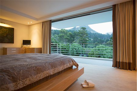 Luxury bedroom with mountain view Stock Photo - Premium Royalty-Free, Code: 6113-07589665