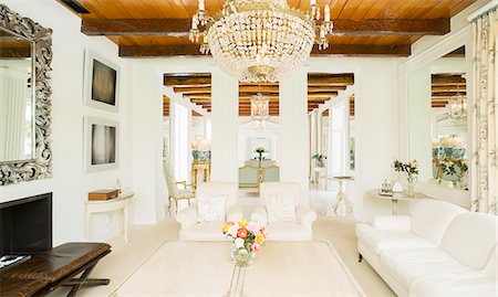 simsearch:6113-07589563,k - Chandelier in luxury living room Stockbilder - Premium RF Lizenzfrei, Bildnummer: 6113-07589688