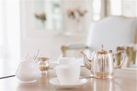 Teacups and silver teapot on table Photographie de stock - Premium Libres de Droits, Code: 6113-07589618