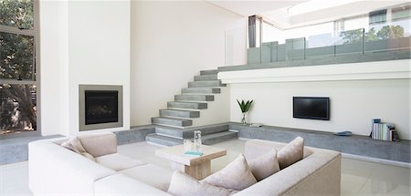 sala de estar - Modern living room with balcony Foto de stock - Sin royalties Premium, Código: 6113-07589628
