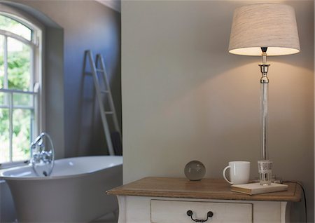 simsearch:6113-07147638,k - Lamp on bedside table Photographie de stock - Premium Libres de Droits, Code: 6113-07589630