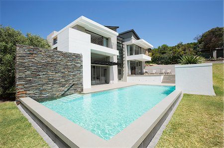 simsearch:6113-07589641,k - Modern house and lap pool Foto de stock - Sin royalties Premium, Código: 6113-07589632