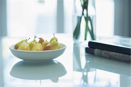 simsearch:6113-07589698,k - Pears in bowl on table Stock Photo - Premium Royalty-Free, Code: 6113-07589754