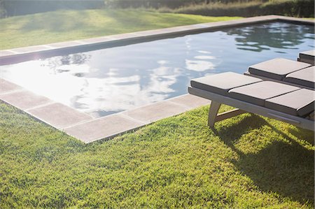 piscina - Sunny backyard with swimming pool Foto de stock - Sin royalties Premium, Código: 6113-07589755