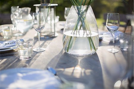 Vase and place settings on sunny patio table Stock Photo - Premium Royalty-Free, Code: 6113-07589763