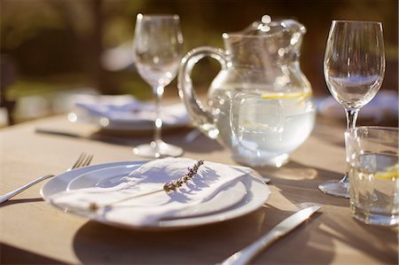 Lavender sprig on plate on sunny patio table Foto de stock - Sin royalties Premium, Código: 6113-07589760