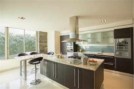 simsearch:6113-07565261,k - Sunny modern domestic kitchen Stockbilder - Premium RF Lizenzfrei, Bildnummer: 6113-07589762