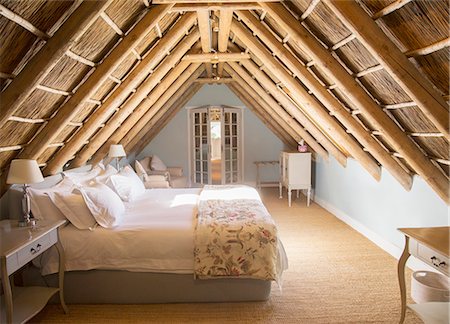 simsearch:6113-07589615,k - Sunny luxury attic bedroom Photographie de stock - Premium Libres de Droits, Code: 6113-07589701