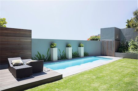 Modern lap pool and patio Foto de stock - Sin royalties Premium, Código: 6113-07589705
