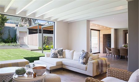 patio doors - Modern living room Foto de stock - Sin royalties Premium, Código: 6113-07589710