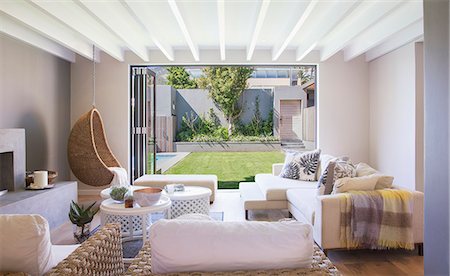 patio doors - Luxury living room Foto de stock - Sin royalties Premium, Código: 6113-07589723