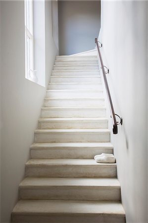 possible - Slippers on whitewashed staircase Foto de stock - Sin royalties Premium, Código: 6113-07589729