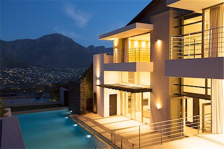 simsearch:6113-07589580,k - Modern house with swimming pool illuminated at night Foto de stock - Sin royalties Premium, Código: 6113-07589737