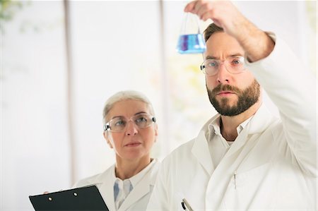 Scientists examining liquid Stock Photo - Premium Royalty-Free, Code: 6113-07648741