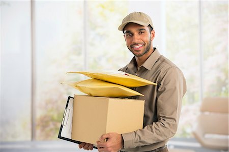 portrait - Portrait of confident deliveryman Foto de stock - Sin royalties Premium, Código: 6113-07648752