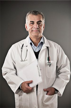 simsearch:6113-07648738,k - Portrait of confident doctor with clipboard Stock Photo - Premium Royalty-Free, Code: 6113-07648756