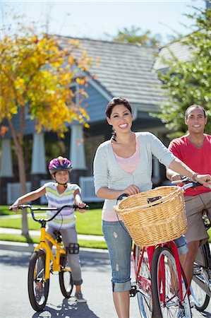 simsearch:6113-07648859,k - Portrait of happy family with bicycles in street Foto de stock - Sin royalties Premium, Código: 6113-07648840