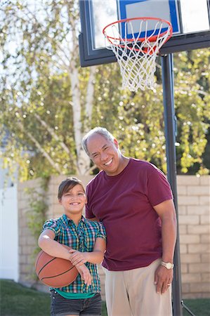 simsearch:6113-07648795,k - Portrait of grandfather and granddaughter playing basketball Foto de stock - Royalty Free Premium, Número: 6113-07648881