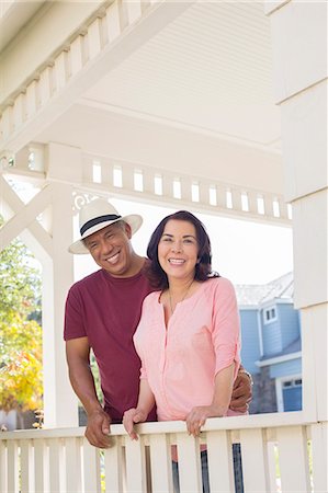 simsearch:6113-07648885,k - Portrait of happy couple on porch Fotografie stock - Premium Royalty-Free, Codice: 6113-07648886