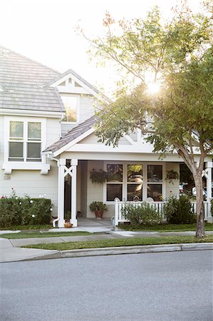 street suburb - Sun shining over house Photographie de stock - Premium Libres de Droits, Code: 6113-07648894