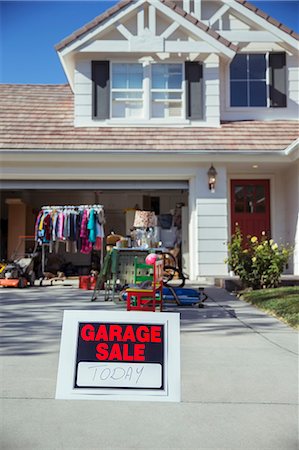 simsearch:6113-07648887,k - Garage Sale sign in driveway Foto de stock - Sin royalties Premium, Código: 6113-07648896