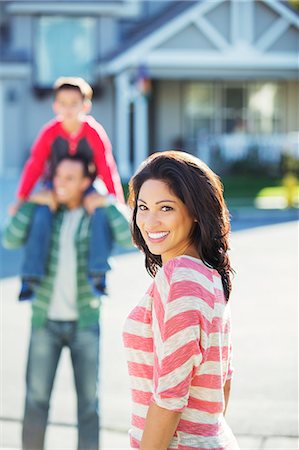 simsearch:6113-07648867,k - Portrait of smiling woman on street Foto de stock - Sin royalties Premium, Código: 6113-07648807