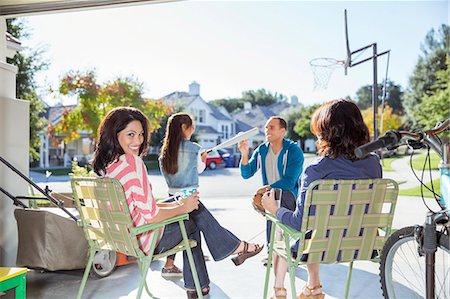 quartier - Happy family in garage Photographie de stock - Premium Libres de Droits, Code: 6113-07648813