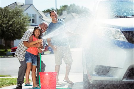 Multi-generation family washing car in driveway Photographie de stock - Premium Libres de Droits, Code: 6113-07648820