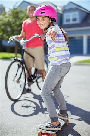 simsearch:6113-07648774,k - Portrait of smiling girl on skateboard Foto de stock - Sin royalties Premium, Código: 6113-07648825