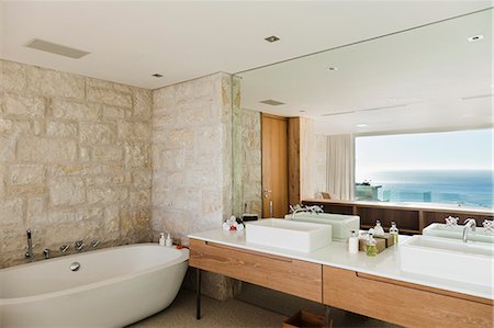 Modern bathroom with ocean view Photographie de stock - Premium Libres de Droits, Code: 6113-07648963