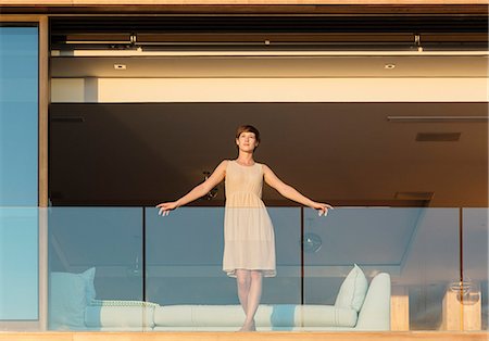 Woman standing on luxury balcony Photographie de stock - Premium Libres de Droits, Code: 6113-07648966