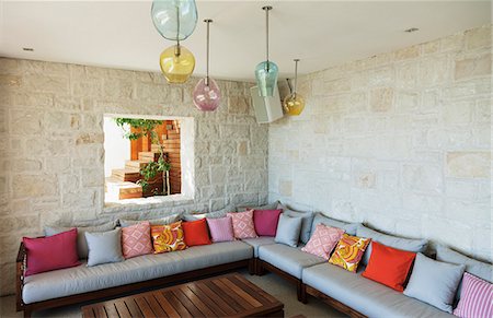 pillow wall - Cushions on patio bench Photographie de stock - Premium Libres de Droits, Code: 6113-07648974