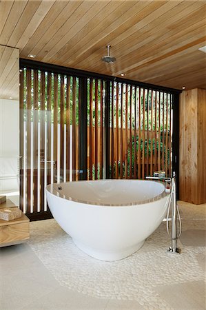 Modern soaking tub in bathroom Foto de stock - Sin royalties Premium, Código: 6113-07648981