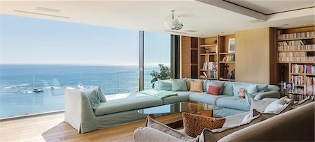 simsearch:6113-06498845,k - Living room overlooking ocean Stockbilder - Premium RF Lizenzfrei, Bildnummer: 6113-07648986