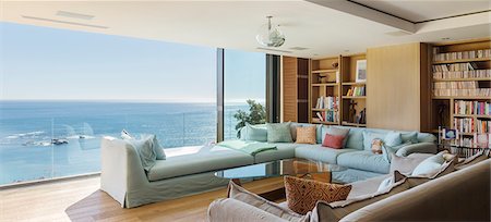 Living room overlooking ocean Foto de stock - Sin royalties Premium, Código: 6113-07648986