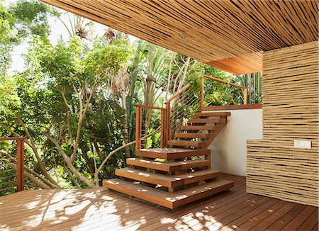 Wooden stairs and deck Foto de stock - Sin royalties Premium, Código: 6113-07648901