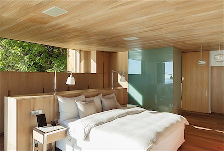 Sunny modern bedroom Photographie de stock - Premium Libres de Droits, Code: 6113-07648935