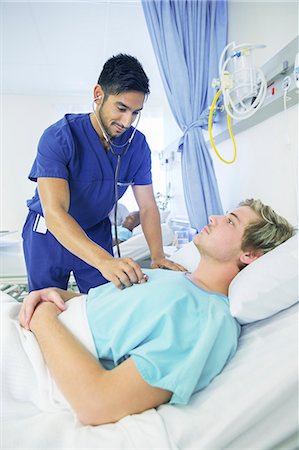 Nurse examining patient in hospital room Foto de stock - Sin royalties Premium, Código: 6113-07761963